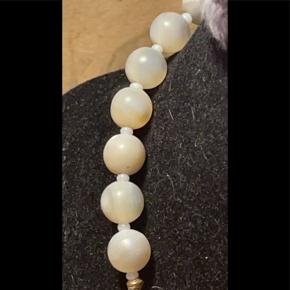 Vintage Mother of Pearl MOP Bead Necklace with Brass Barrel Clasp - Picture 7 of 16